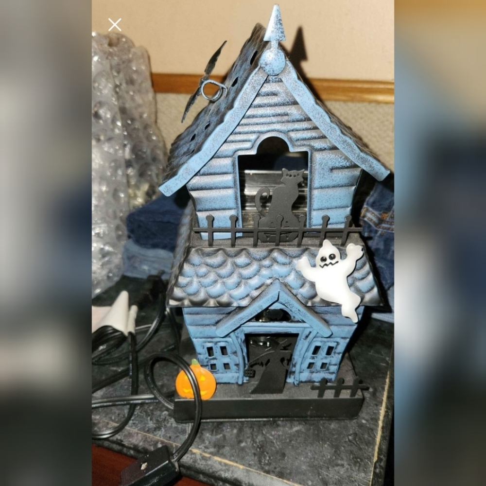 Haunting good time Scentsy warmer